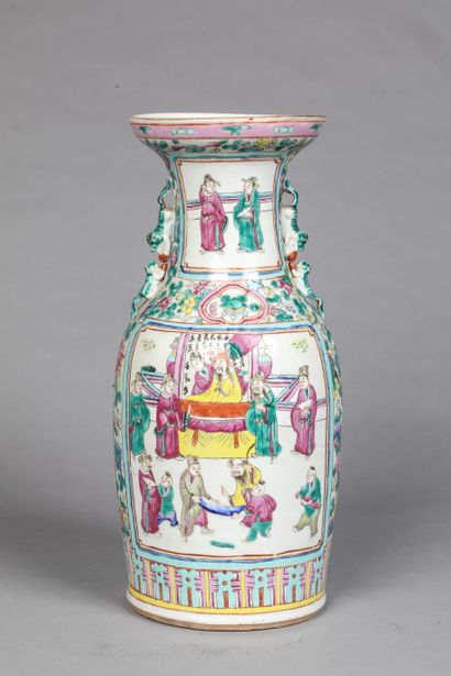  Vase de forme balustre en porcelaine à décor polychrome de personnages 
Chine XXème...