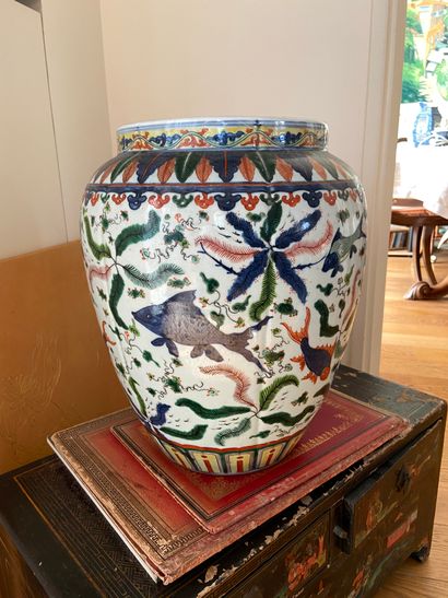null Chine XXème siècle

Important vase en porcelaine à fond blanc et décor polychrome...