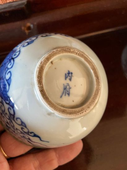 null Chine XXème siècle

Théière en porcelaine blanc-bleu à décor d’un singe et d’un...