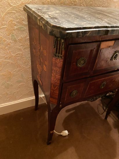 null Petite commode à décor marqueté de bois de placage ouvrant par deux tiroirs...