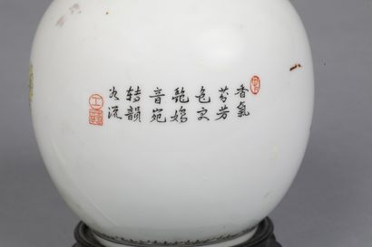 null Vase en porcelaine à décor polychrome

Monté en lampe

H23cm