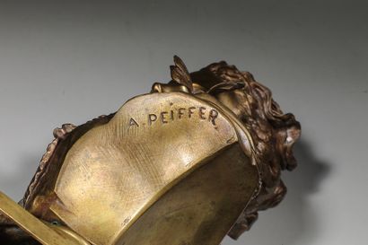 null Jeune fille en buste

Bronze sur piedouche, signé Peiffer

H28cm