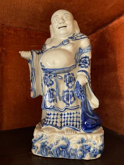 Chine XXème siècle 
Budai en porcelaine blanc-bleu,...