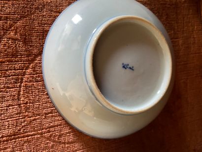 null Vietnam ou Chine XXème siècle

Réunion de 3 coupelles en porcelaine blanc-bleu

Diam...