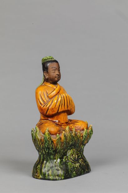 null Bouddha assis en porcelaine polychrome

Chine XXème siècle – Haut 30cm