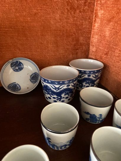 null Chine ou Vietnam XXème siècle

Lot en porcelaine blanc-bleu comprenant 2 pots...