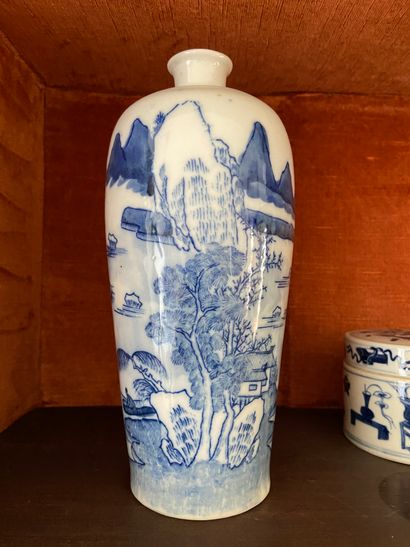 Chine XXème siècle 
Vase à petit col ourlé...