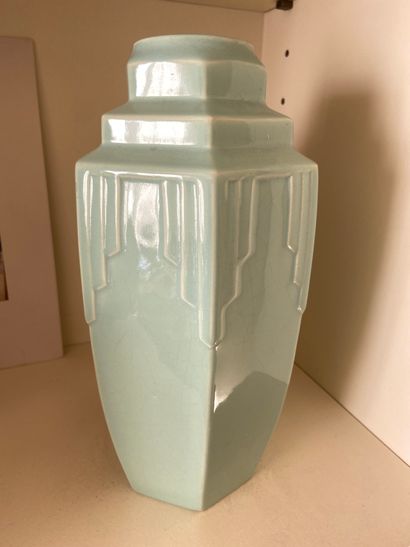 null Vase de forme géométrique en porcelaine couleur céladon

Travail des années...