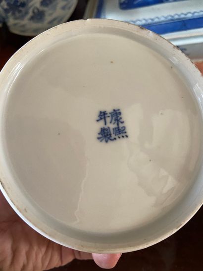 null Chine XXème siècle

Boite couverte en porcelaine blanc-bleu à décor d’objets...