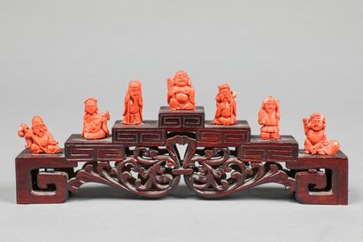 null Suite of 7 figures in carved coral

China around 1930

weight: 53,4GRS