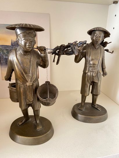 Deux sculptures en métal patiné représentant...