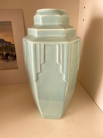 null Vase de forme géométrique en porcelaine couleur céladon

Travail des années...