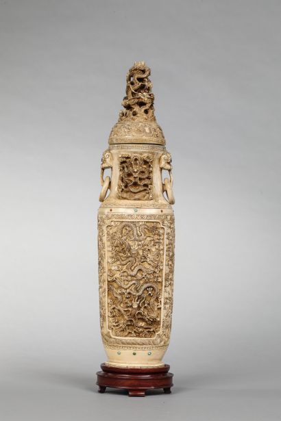  Vase couvert de forme balustre et deux anses. 
Ivoire sculpté à large décor de dragons...