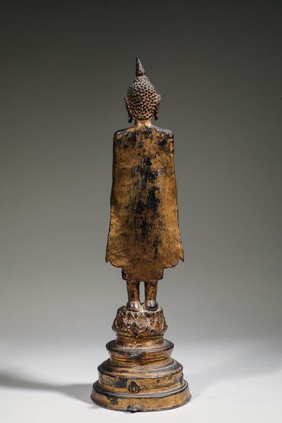  Divinité en métal patiné doré 
Thaïlande XXème siècle 
Haut 36cm