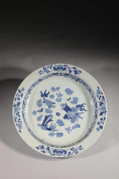 null 
China "Nanking Cargo" . Qianlong period around 1750
Large carp dish in white-blue...