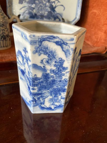 null Chine XXème siècle

Vase à pans-coupés en porcelaine blanc-bleu à décor de ...