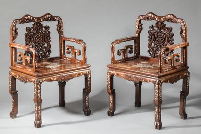  Paire de fauteuils en bois exotique, dossier ajouré, important décor en nacre 
Vietnam...
