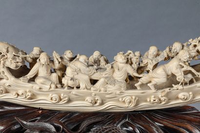  Importante défense en ivoire sculpté représentant une frise de personnages 
Large...