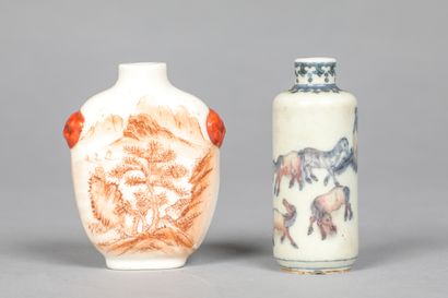  2 tabatières en porcelaine (manque les bouchons) 
Chine XXème siècle 
H8cm