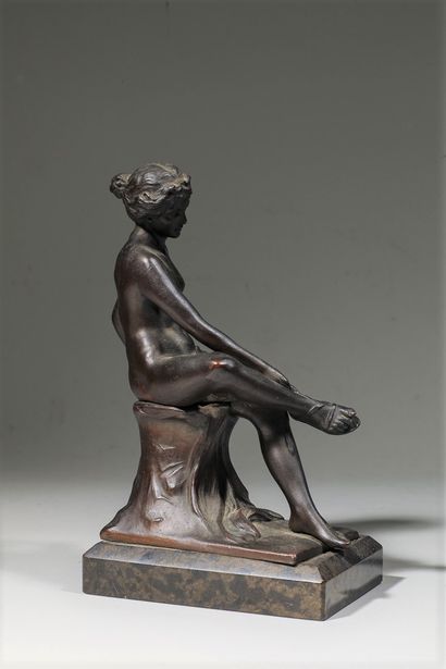 null Jeune femme à la sandale

Sculpture en bronze

17x10cm