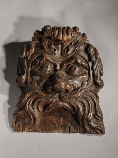 null Importante applique en bois sculpté à décor d'une tête de "grotesque"

XIXème...