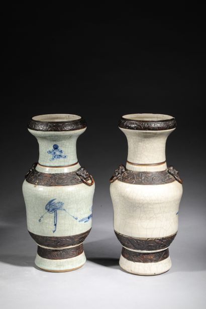  Deux vases de forme balustre en porcelaine craquelé à décor en bleu de scènes de...