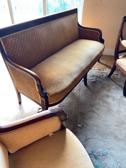 null Lot comprenant un canapé (90x160cm) et deux fauteuils (H.90cm) en acajou et...