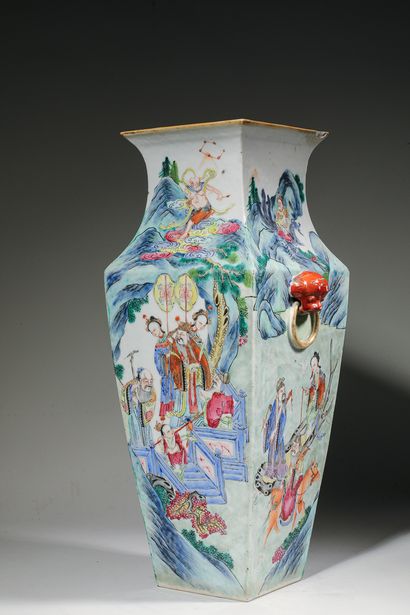 null Chine Xxème siècle

Vase à pans coupés et col légèrement évasé en porcelaine...