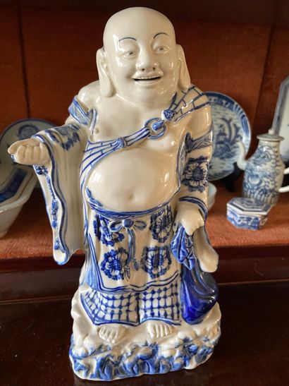 null Chine XXème siècle

Budai en porcelaine blanc-bleu, représenté debout

30x1...