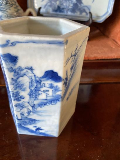 null Chine XXème siècle

Vase à pans-coupés en porcelaine blanc-bleu à décor de ...