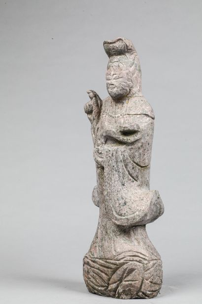  Réunion de 3 sculptures représentant des moines 
Haut 50 ; 57 et 53 cm