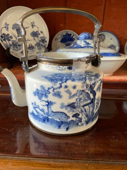 null Chine XXème siècle

Théière en porcelaine blanc-bleu à décor d’un singe et d’un...