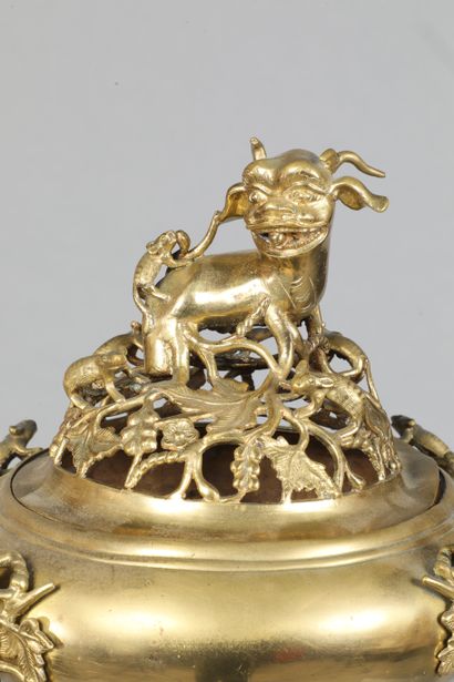 null Important perfume burner in gilded copper, the lid decorated with a Dog of fô,...
