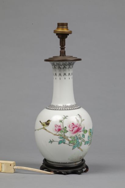null Vase en porcelaine à décor polychrome

Monté en lampe

H23cm