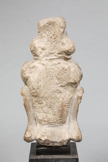  Tête de divinité féminine en pierre taillée 
Style TANG 
Soclée 
39x20cm 