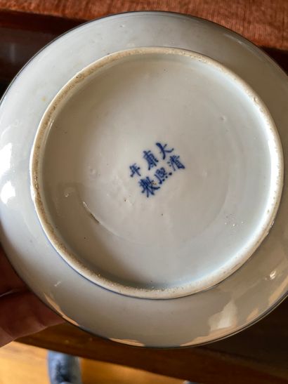 null Chine XXème siècle

Réunion de 5 coupelles en porcelaine blanc-bleu à décor...