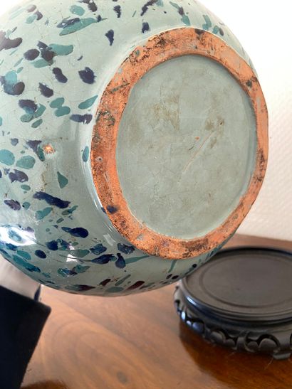 null Important vase en porcelaine à décor « moucheté »

(accident)