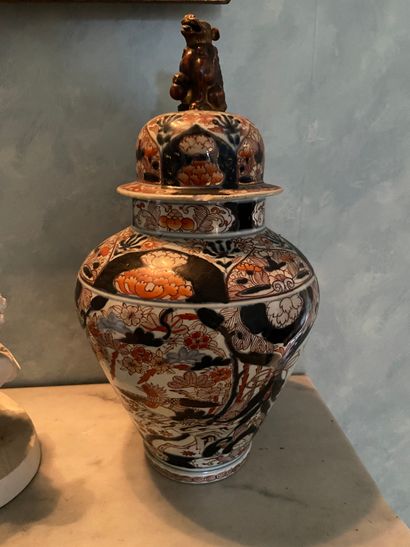 Vase balustre couvert en porcelaine imari...