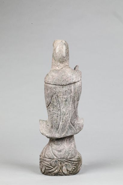 null Réunion de 3 sculptures représentant des moines

Haut 50 ; 57 et 53 cm