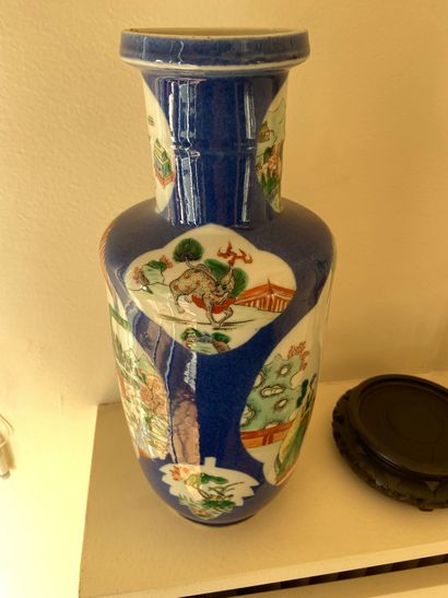 null Chine XXème siècle

Vase de forme balustre en porcelaine à fond et décor polychrome...