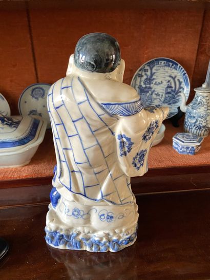 null Chine XXème siècle

Budai en porcelaine blanc-bleu, représenté debout

30x1...