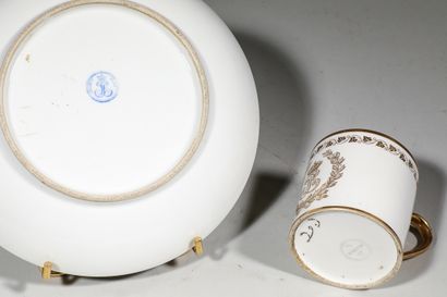 null Une assiette et une tasse en porcelaine de Sèvres monogrammée LP couronné entre...