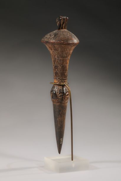 null Carved softwood dagger 

Congo, Beginning of Xth century

H 32cm