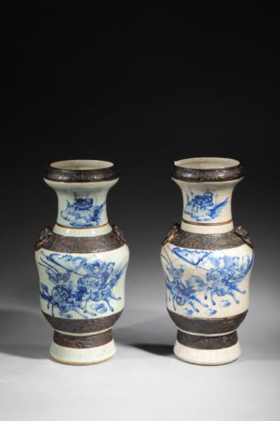  Deux vases de forme balustre en porcelaine craquelé à décor en bleu de scènes de...