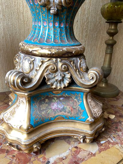 null Important vase en porcelaine polychrome reposant sur un socle

Riche décor de...