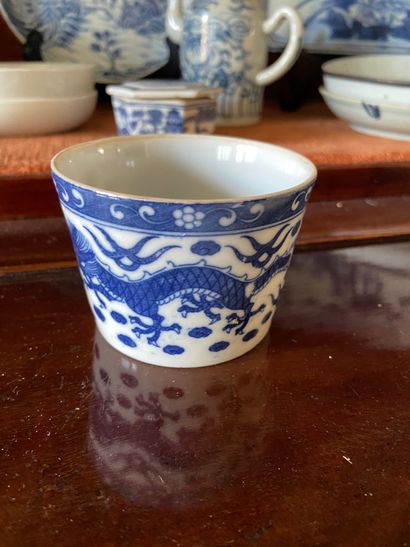 null Chine ou Vietnam XXème siècle

Lot en porcelaine blanc-bleu comprenant 2 pots...