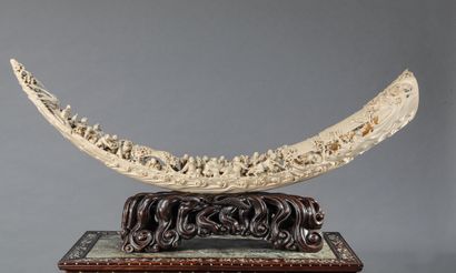 Importante défense en ivoire sculpté représentant...