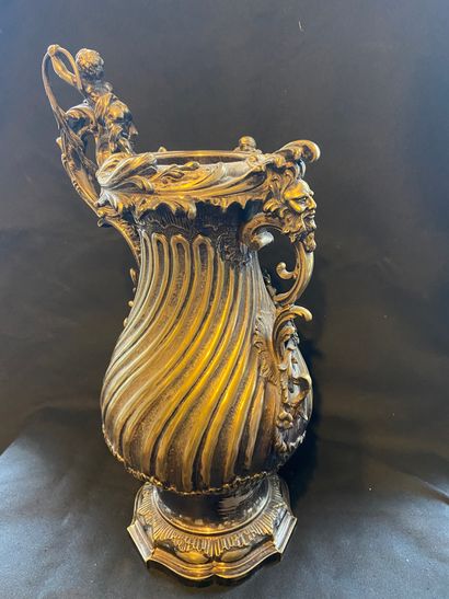 null Important vase de forme balustre en métal argenté, à côtes torses richement...