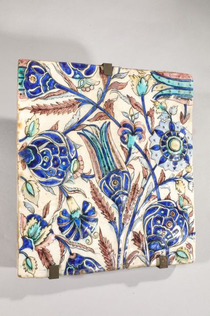  Carreau Qadjar à décor floral Pâte siliceuse à décor moulé et peint en polychromie...