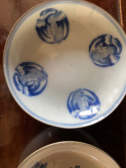 null Chine XXème siècle

Réunion de 5 coupelles en porcelaine blanc-bleu à décor...